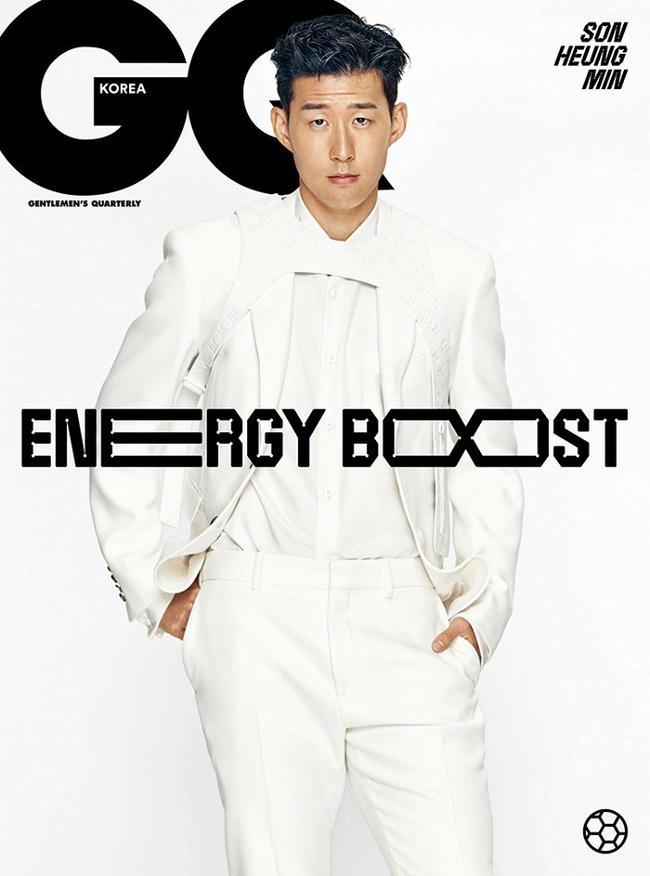 孙兴慜最后以一个近乎剪影的造型出现，侧身回眸，光线只勾勒出他的轮廓，模糊的面部表情留给观者无尽的想象空间，极具艺术感染力