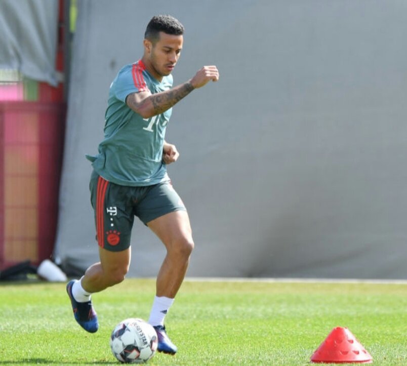 莱万在训练中目光如炬，眼神穿透镜头，似乎在审视着场边的某个人或某个方向，神情专注而带有几分冷峻。