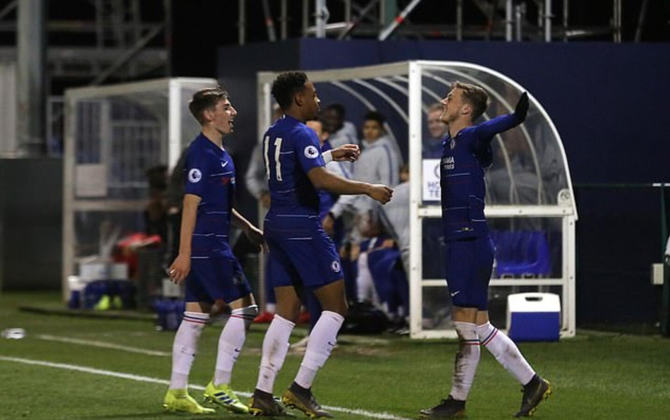 切尔西U19球员破门瞬间，张开双臂激情庆祝，看台上的切赫也为这粒精彩进球起身鼓掌