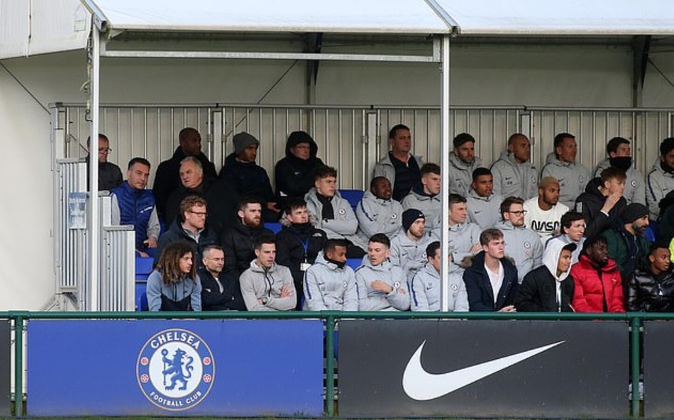 锁定胜局后，切尔西U19球员们紧紧相拥，喜悦之情溢于言表，场边的教练组也振臂高呼