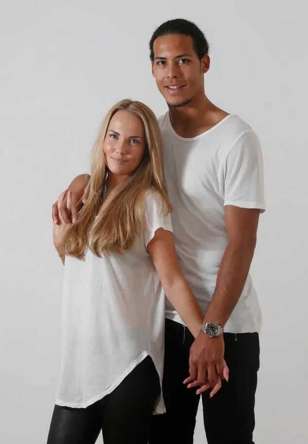 丽克身着时尚装扮，眉眼间流露着温柔与坚定，她不仅是范戴克生活中的伴侣，更是他精神世界的强大支柱。