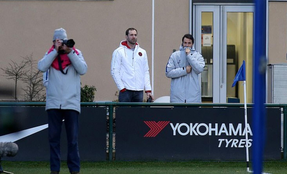 传奇门神切赫亲临青年欧冠赛场，目光如炬地关注着切尔西小将们的每一次攻防转换