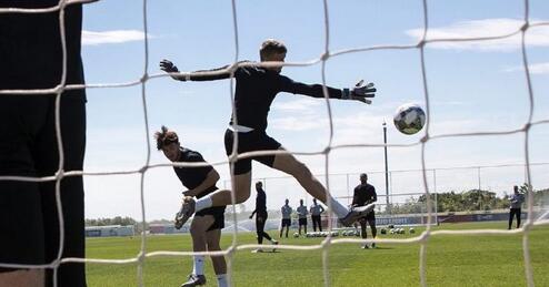 全队进行最后的战术合练，拉什福德与队友们围成一圈，互相鼓劲，团队的凝聚力和对胜利的渴望写在了每个人的脸上。