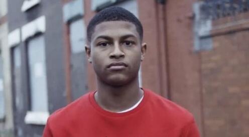 利物浦本土新星柯蒂斯·琼斯在中场用一个潇洒的马赛回旋摆脱逼抢，随后送出一记穿透力极强的直塞，尽显大将风度和指挥官潜质