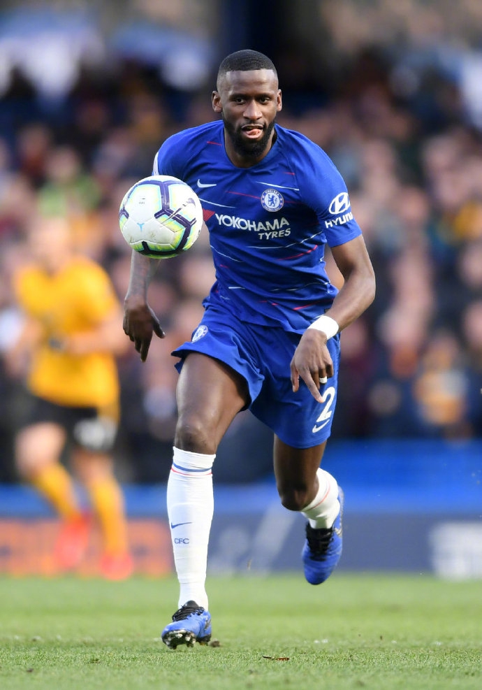 切尔西核心若日尼奥在队友进球后激情庆祝，这位曾被质疑的“传球匠”已然用双脚赢得了球迷的心，成为蓝军真正的阵眼。