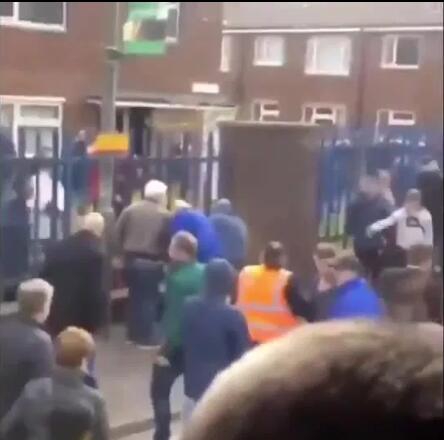 几名警察正在封锁事发街道，并驱赶仍聚集在现场不肯散去的人群，气氛依然紧张