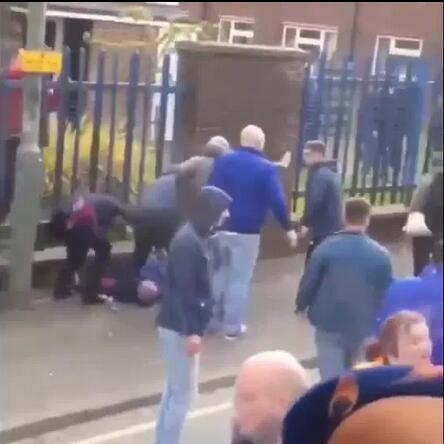 一位女士惊恐地单手拄着拐杖，另一只手试图保持平衡，在混乱的人群中踉跄奔跑，脸上写满恐惧