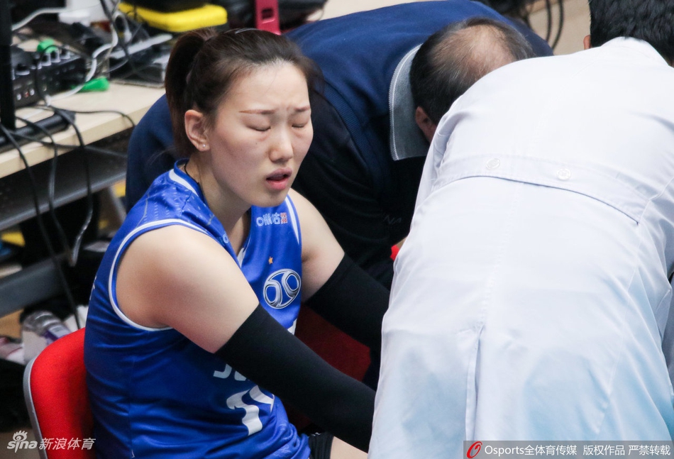 北京女排二传崴脚下场很痛苦