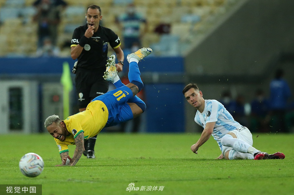 全队将梅西高高抛起，梅西在空中伸展双臂，如同自由翱翔的雄鹰，所有人的目光都聚焦在他们永恒的领袖身上，这一刻是属于阿根廷的蓝色狂欢。