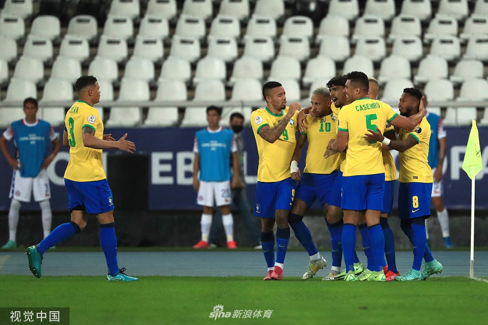 蒂亚戈·席尔瓦飞身堵枪眼，用身体挡住了智利队势在必进的射门，他的表情狰狞而专注，诠释了防守的艺术与决心。