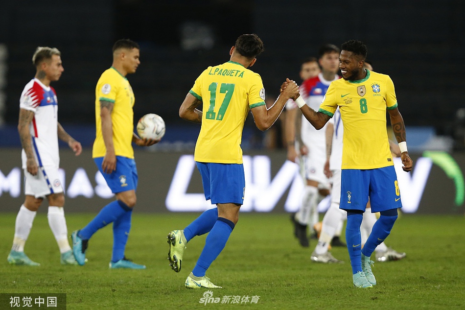 面对飞来的皮球，帕奎塔毫不犹豫地凌空抽射，他的身体在空中完全舒展，力量与美感在这一刻完美融合，定格为进球的永恒瞬间。