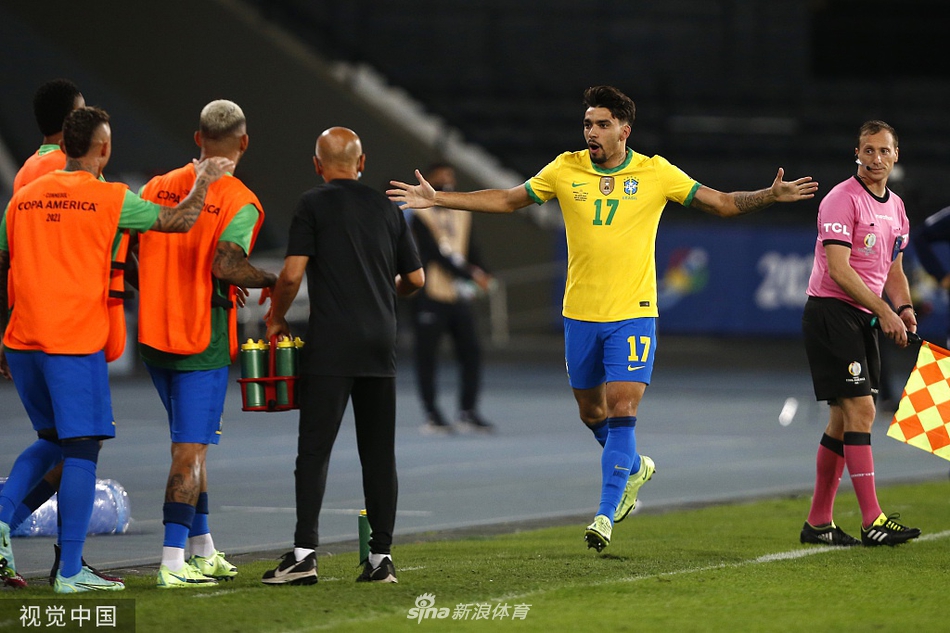 理查利森在边路高速冲刺，试图用爆发力撕开智利队的防线，尽管对手奋力拉扯，他依然保持着对球权的控制。