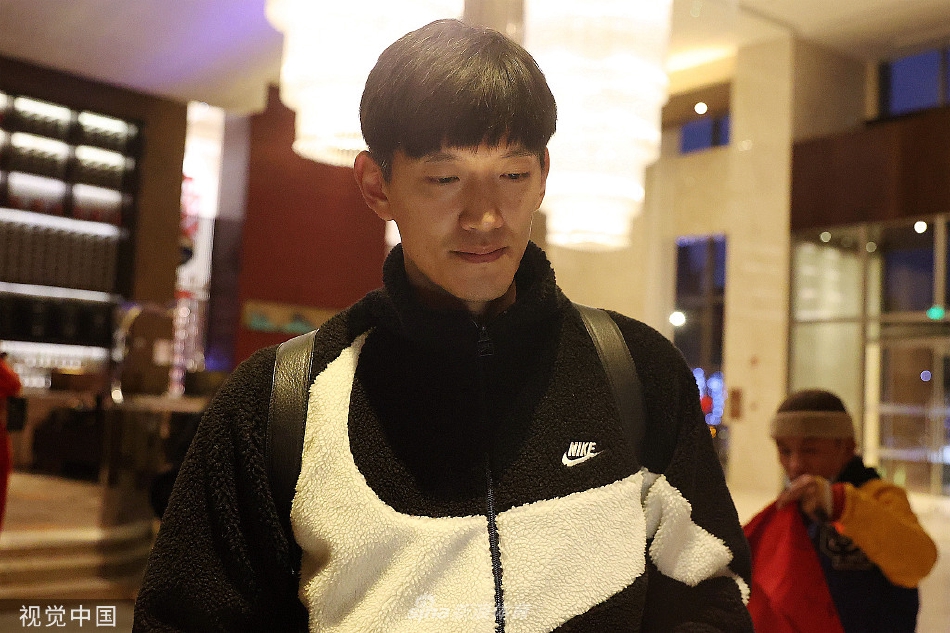 [流言板]LPL解说瞳夕晒照：春熙路超超超超大大奖杯