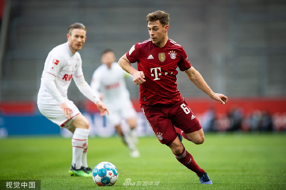 莱万多夫斯基在比赛中起脚瞬间，眼神专注坚定，皮球即将离脚飞向球门，展现出顶级射手的沉着与果决