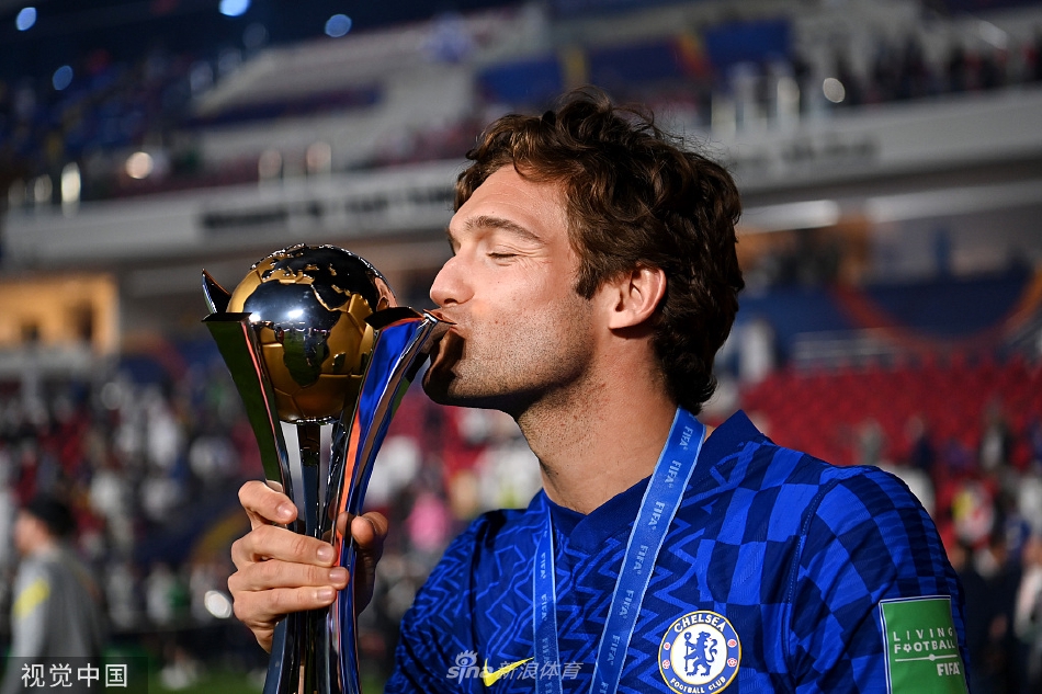 切尔西球员们身穿金色世俱杯冠军纪念服，簇拥着银光闪闪的冠军奖杯，每个人脸上都洋溢着无比自豪与纯真的笑容。