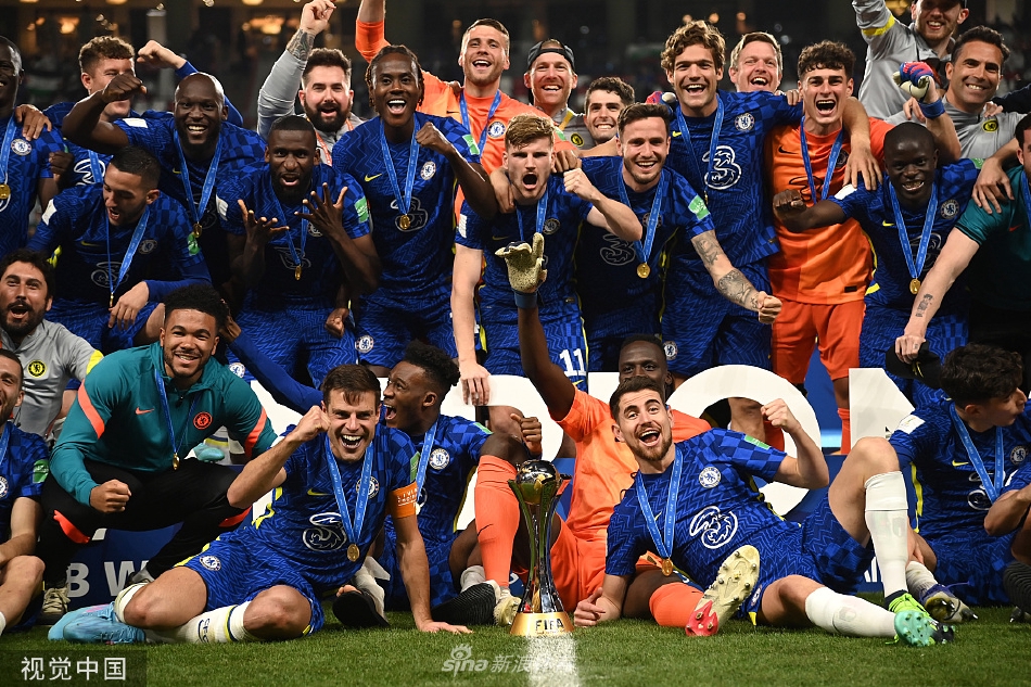 卢卡库进球后张开双臂，咆哮着奔向角旗区滑跪庆祝，尽情宣泄为球队首开纪录的激情与力量。