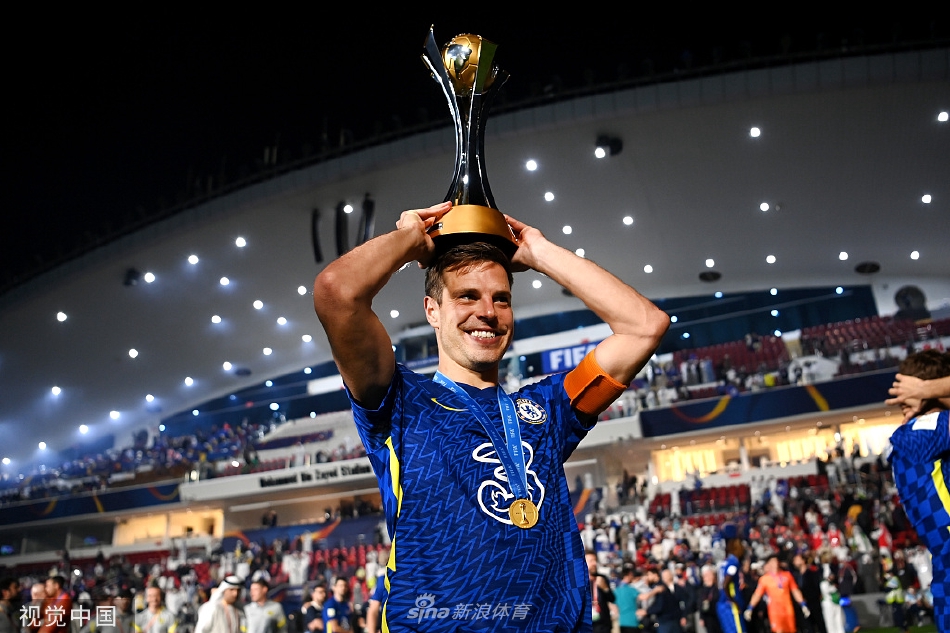 看台上，切尔西的传奇功勋德罗巴与特里并肩观战，凝视赛场，眼神中充满了对老东家夺冠的欣慰与过往岁月的回忆。