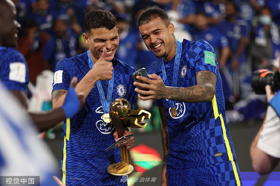 哈弗茨主罚点球瞬间，目光坚定全神贯注，身体姿态舒展有力，皮球如离弦之箭直窜球门死角。