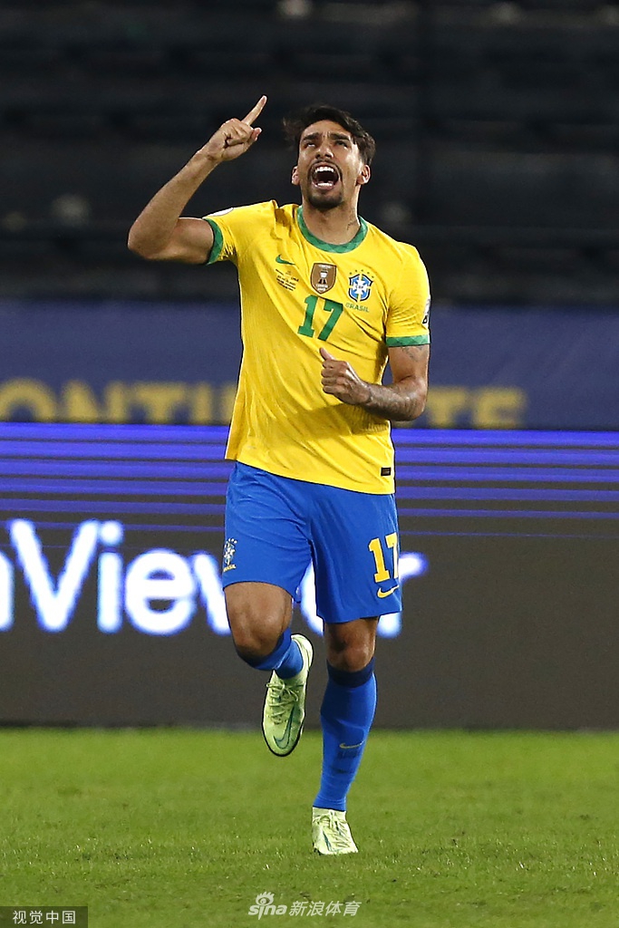 热苏斯被红牌罚下的瞬间，他低垂着头，双手叉腰，背影显得无比落寞。身旁的智利球员们则围住裁判，情绪激动地申诉着。