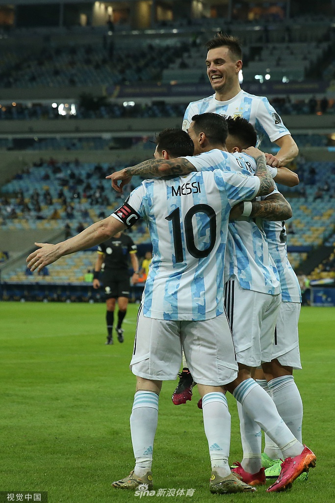 进球后的迪马利亚张开双臂肆意狂奔，他的眼神中带着一丝不可置信后的狂喜，身后的草皮和远处的对手都成为了他最孤独又最荣耀的背景板。