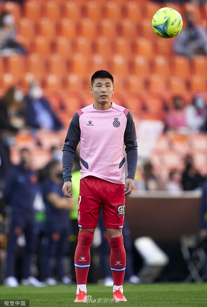 西班牙人队球员围拢在一起庆祝关键进球，替补席上的队友们纷纷起身欢呼。