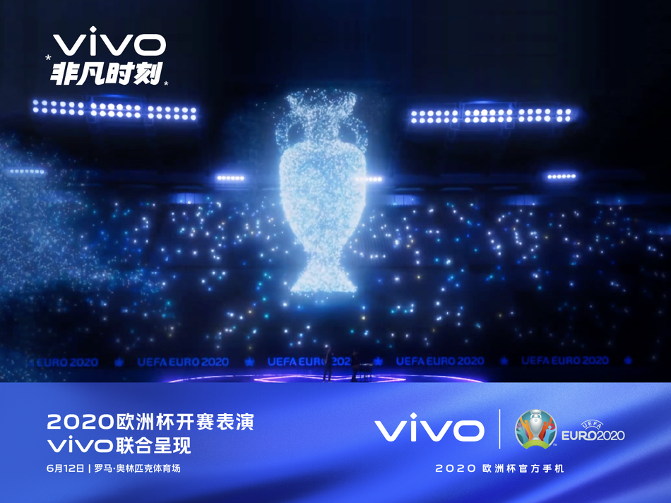 球场中央正在进行充满现代感的灯光秀表演，绿色的激光束在草坪上交织成网，配合着动感的音乐节奏不断变换形状，将足球场变成了一个光怪陆离的未来世界，科技感与体育的魅力在此刻完美融合。