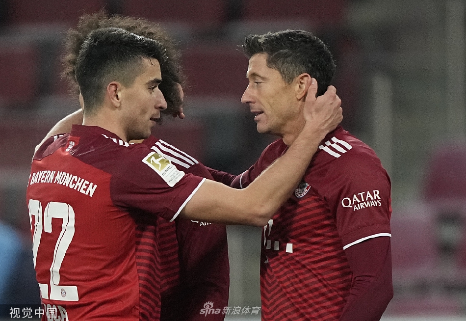 萨内带球快速突破科隆中场防线，动态模糊的背景衬托出他惊人的速度和盘带技巧