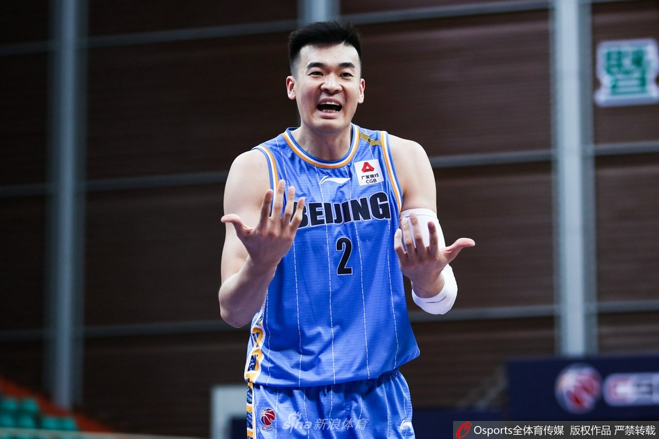 史鸿飞与崔晓龙击掌相庆,眼神交汇间传递着江苏篮球后浪奔涌的希望与传承