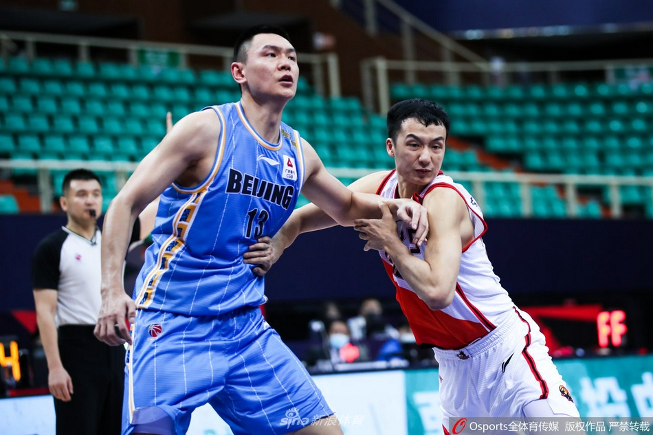 赵率舟奋力拼抢篮板,身体在空中完全舒展,诠释着江苏男篮每球必争的顽强精神