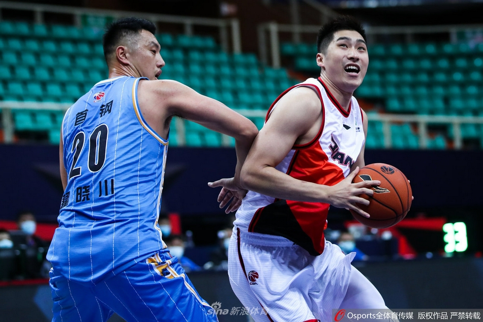 翟晓川伤愈归来如猛虎下山,持球突破时面目坚毅,捍卫着首都球队的锋线荣耀