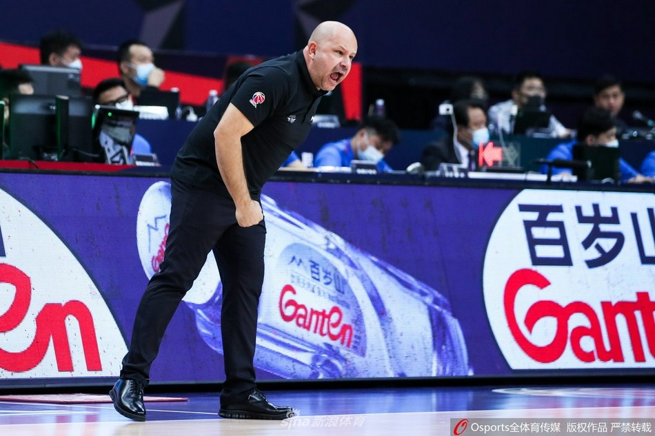 老将朱彦西底角三分一剑封喉,出手瞬间全场寂静,唯有篮网泛起胜利的涟漪