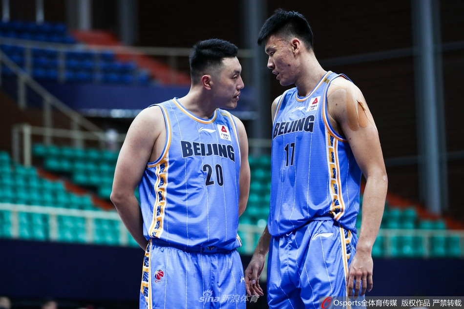 主帅李楠场边肃立指挥,紧锁的眉头下目光如炬,时刻准备为弟子们指点迷津