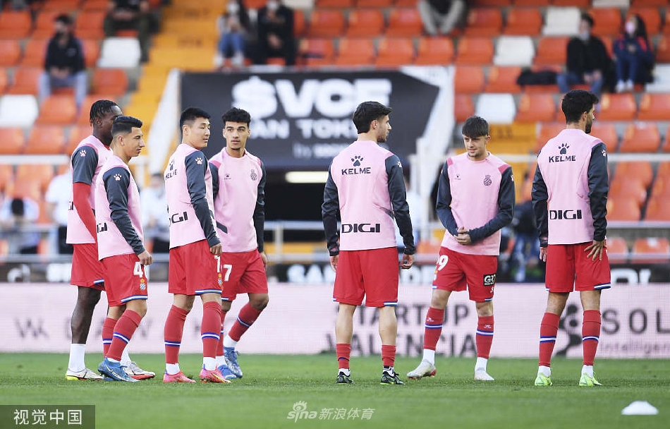 比赛激烈进行中，双方球员在中场区域展开寸土不让的激烈拼抢。