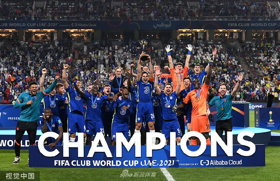 切尔西全队赛后紧紧相拥，在璀璨的烟花与漫天蓝色彩带下，共同庆祝这历史性的世俱杯夺冠时刻。