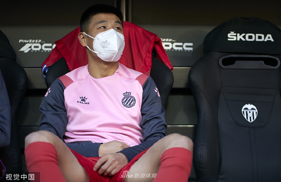 西班牙人门将迭戈·洛佩斯飞身扑救，力保球门不失的精彩瞬间。