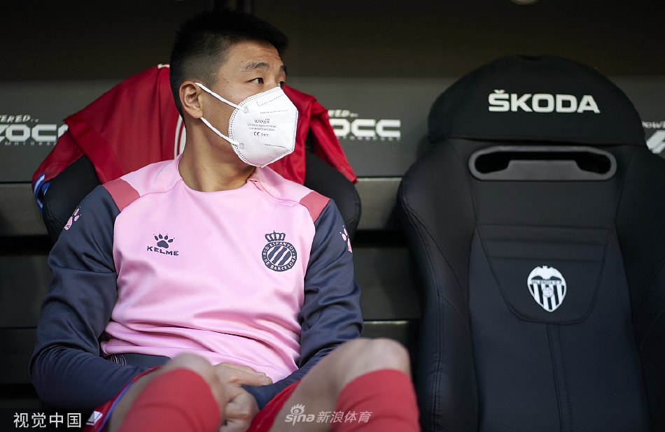 西班牙人队球员德托马斯主罚点球瞬间，面对门将沉着冷静。