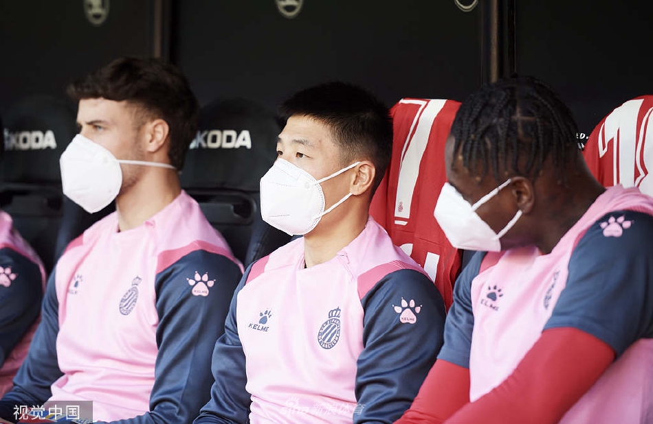 进球功臣普阿多腾空而起，以一记精彩的鱼跃冲顶完成绝杀。