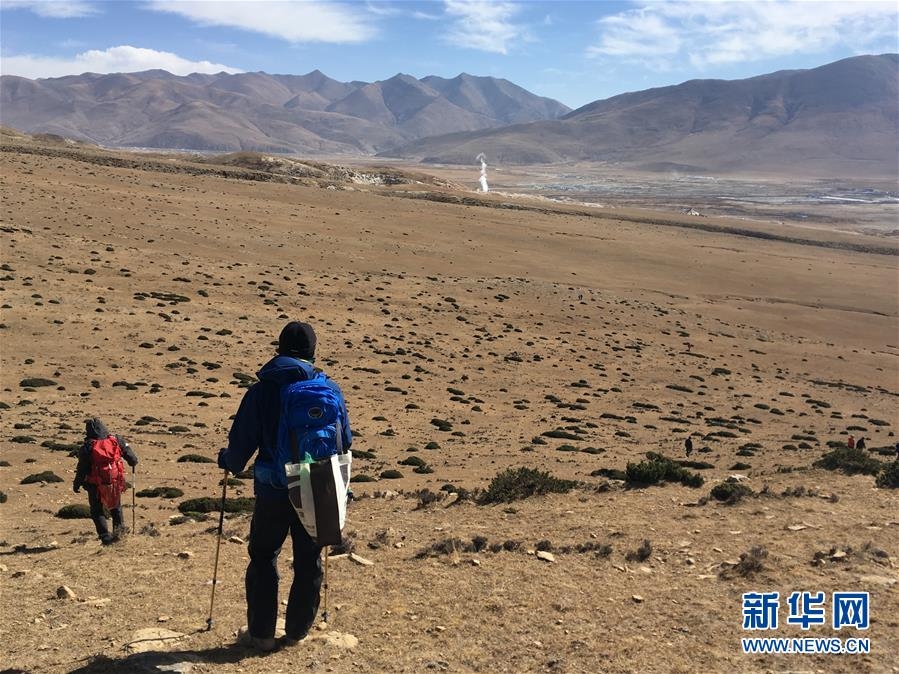 践行环保西藏登山客在行动