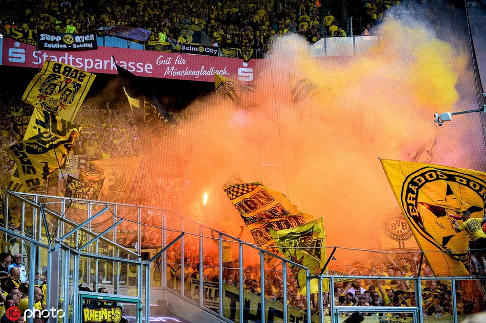 桑乔张开双臂激情滑跪，享受着全场数万球迷的顶礼膜拜，他是今晚的英雄