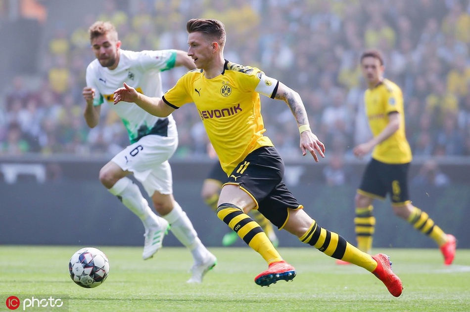 罗伊斯如闪电般带球撕裂对方防线，标志性的突破姿态引爆全场