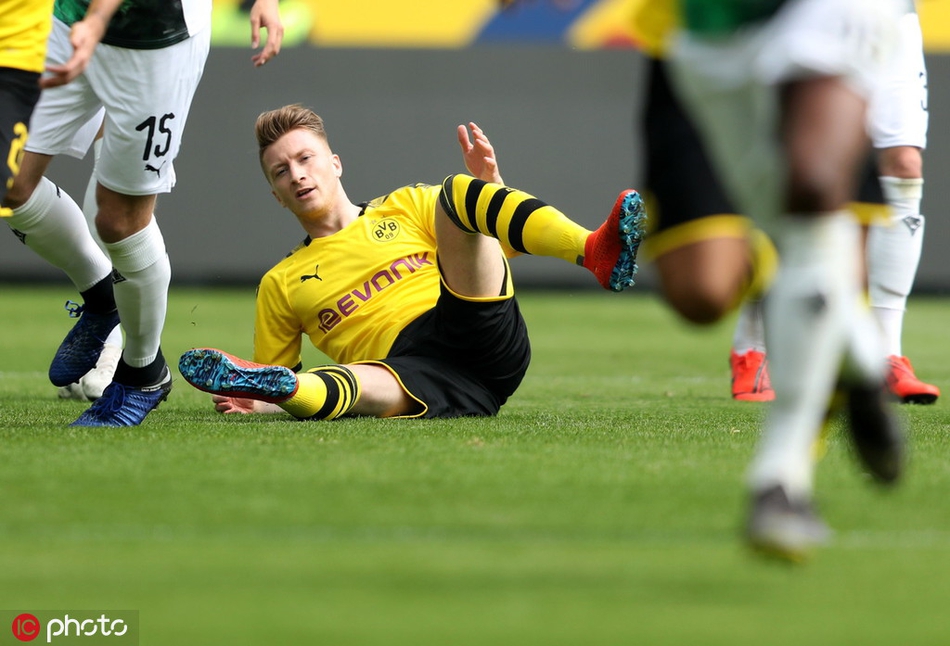 伤愈复出的罗伊斯眼神坚毅，准备在主罚任意球前重新定义比赛