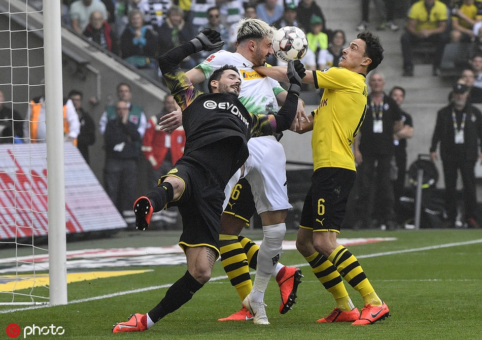 禁区内人仰马翻，双方球员为争夺球权展开激烈肉搏，比赛火药味十足