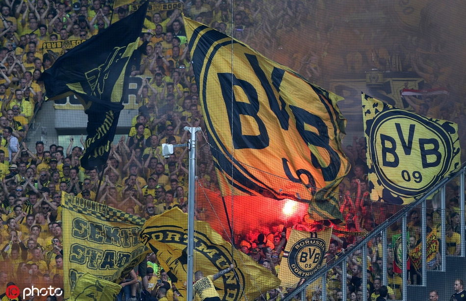 桑乔破门后，多特蒙德众将紧紧相拥，庆祝这粒打破僵局的宝贵进球