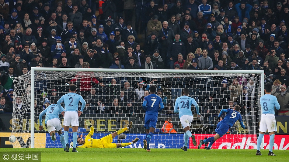 瓦尔迪点球破门