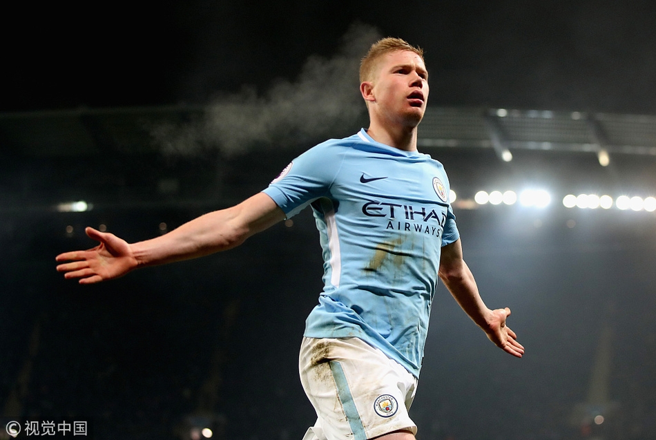 德布劳内庆祝破门