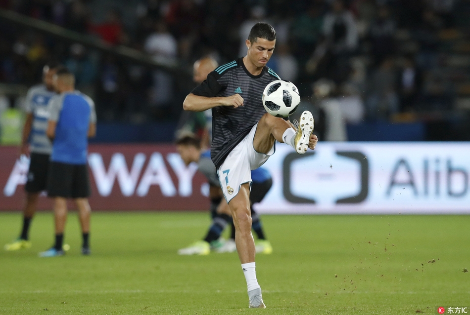 C罗赛前颠球