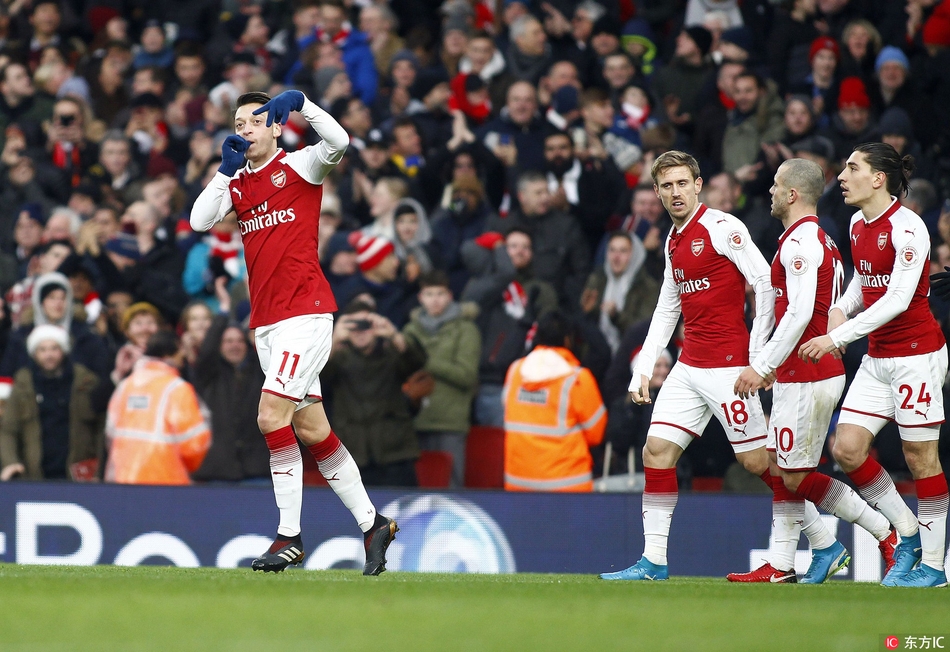 厄齐尔庆祝进球