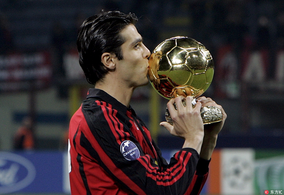 卡卡在圣西罗球场展示金球奖