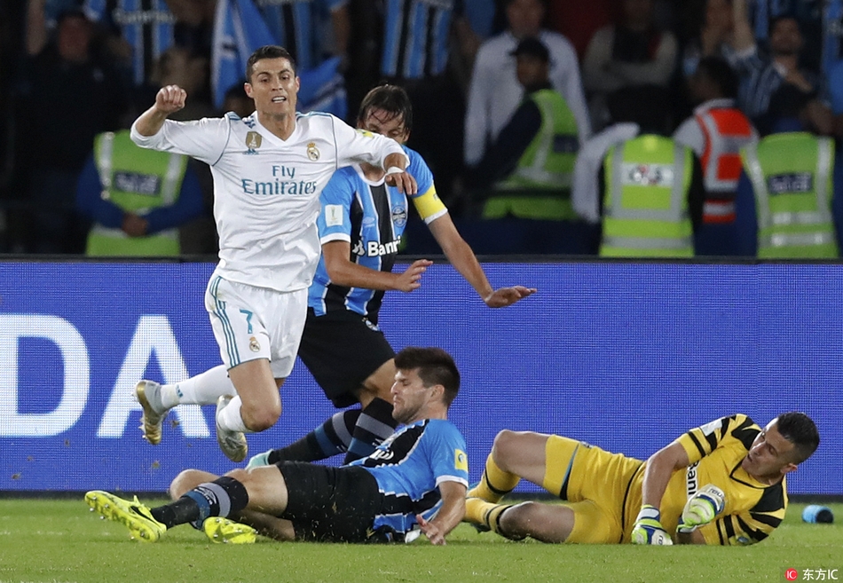 C罗被铲倒