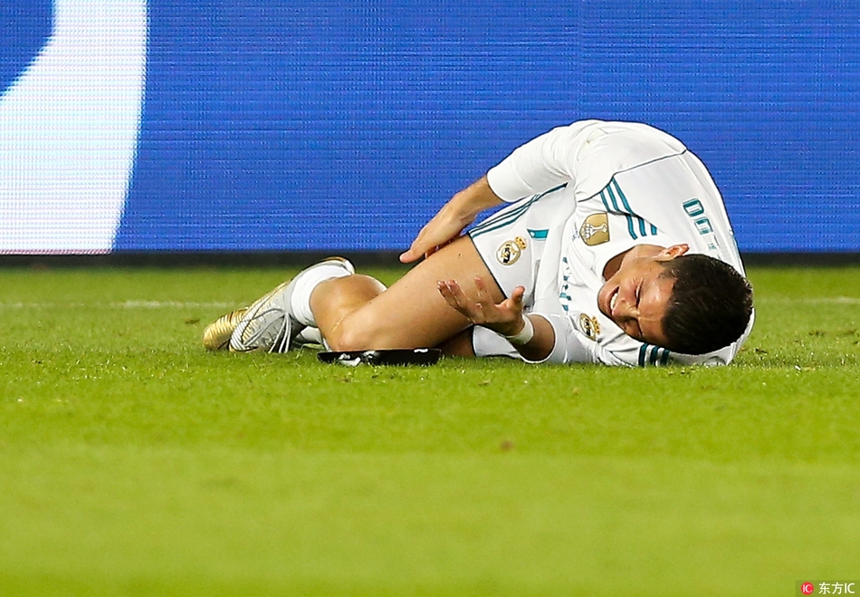 C罗被侵犯痛苦倒地
